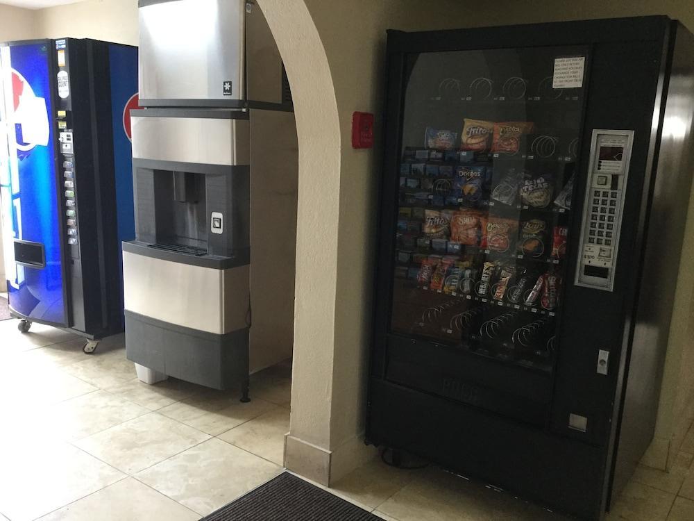 Super 8 By Wyndham Indianapolis Emerson Εξωτερικό φωτογραφία