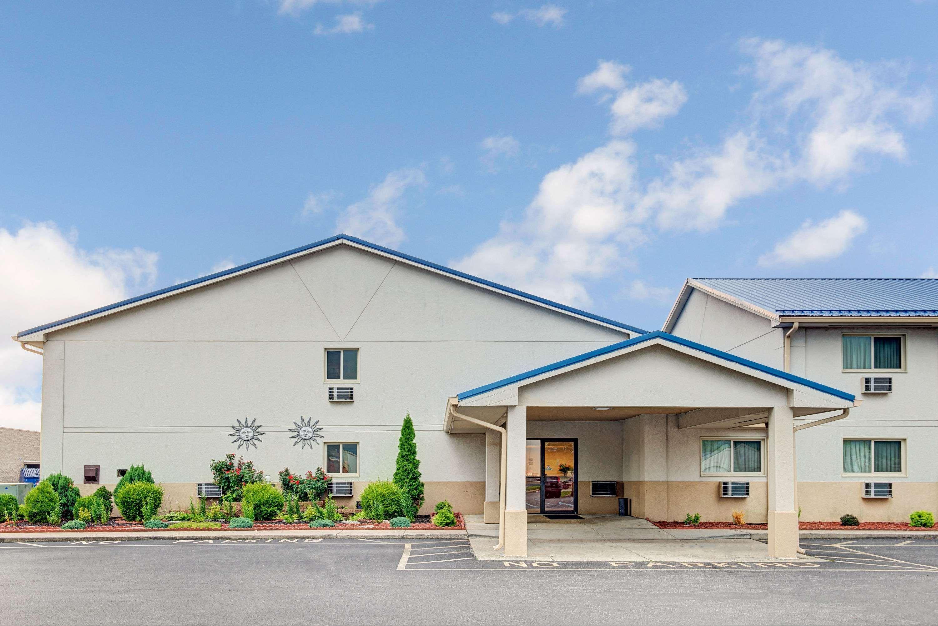 Super 8 By Wyndham Indianapolis Emerson Εξωτερικό φωτογραφία